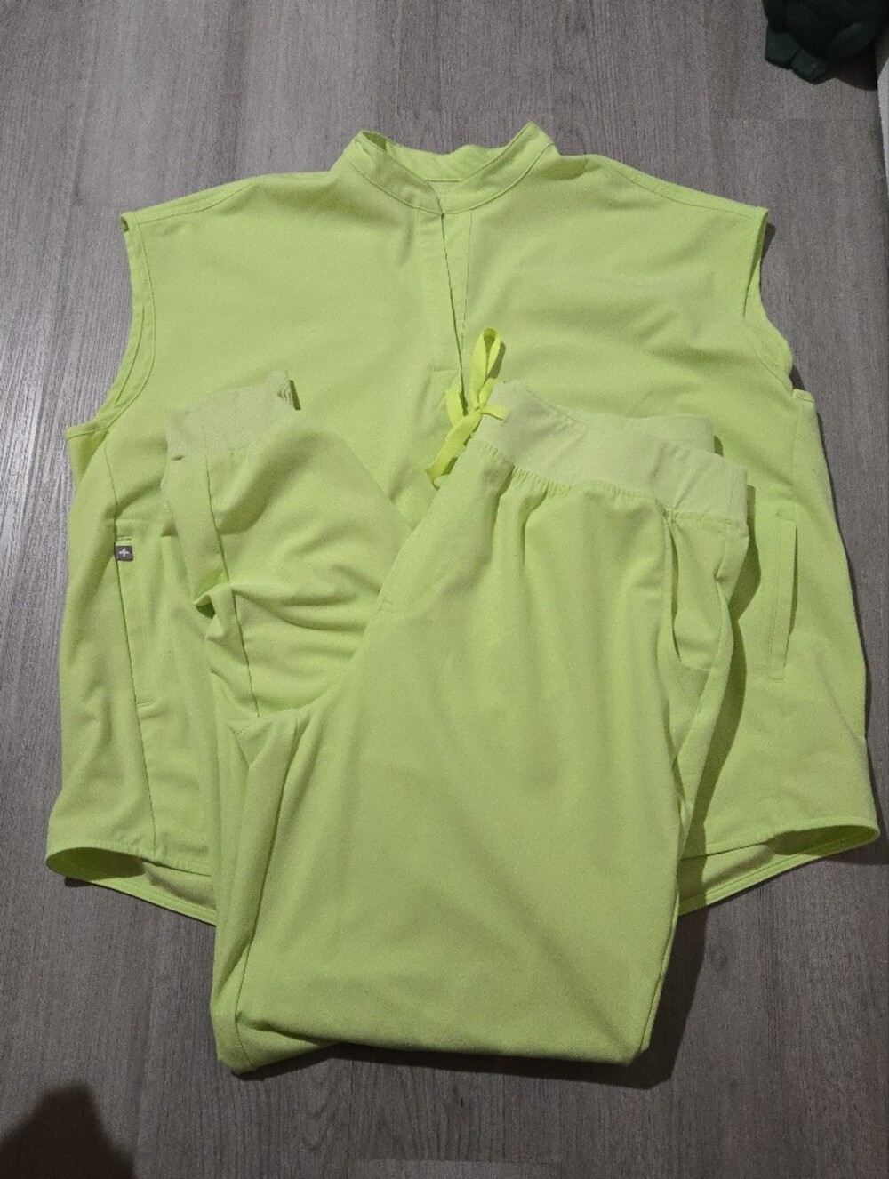 FIGS Neon Scrub Set, Rafaela Top/Zamora Jogger Pants, SIZE XL/XXLT